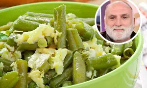 Judías verdes con patatas y huevo revuelto en un cuenco verde. Un hombre con barba sonríe en un círculo superpuesto.