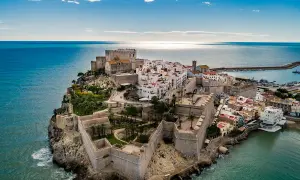 Castillo de Peñíscola y su casco antiguo, un lugar histórico con vistas al mar Mediterráneo. Un destino encantador en Peñíscola y alrededores.