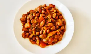Un plato de judías pintas guisadas con zanahoria y pimientos, un plato casero lleno de sabor.