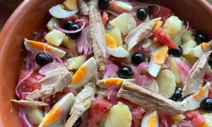 Deliciosa ensalada campera con patatas, huevo duro, atún, aceitunas negras y cebolla morada. ¡Un plato fresco y completo!