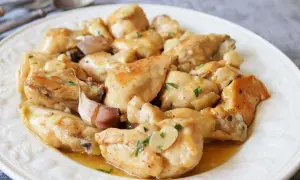 Sabroso pollo al ajillo, perfecto para tus recetas con pollo. Un plato casero que huele delicioso.