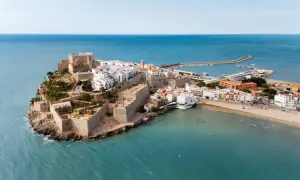 Vista aérea del castillo y el casco antiguo de Peñíscola, con la playa norte y el mar Mediterráneo.