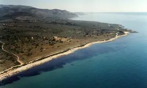 Costa salvaje con vegetación y mar turquesa. La cala Petxina en Peñíscola, un rincón idílico para explorar.