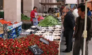 Gente comprando fresas, tomates y judías en el mercadillo semanal Benicarló.