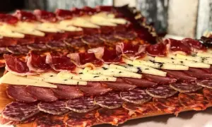 Tabla de embutidos y quesos variados, perfecta para descubrir dónde comer en Peñíscola.
