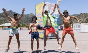 Cuatro amigos saltan de alegría frente a un cartel del FIB Benicàssim. ¡La fiesta está a punto de empezar!