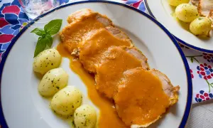 Lomo en salsa con patatas. Un plato principal delicioso y jugoso, perfecto para una comida familiar.