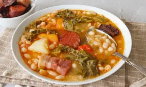 Un reconfortante cocido montañés con alubias blancas, col, patatas, chorizo y tocino. ¡Un plato perfecto para los días fríos!