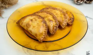 Empanadillas doradas y crujientes, recién hechas en freidora de aire, listas para disfrutar.
