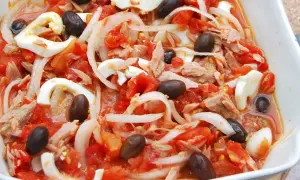 Ensalada murciana con atún desmigado, tomate, cebolla, huevo duro y aceitunas negras. ¡Un plato fresco y delicioso!