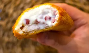 Pechuga villaroy crujiente por fuera, jugosa por dentro, con trocitos de jamón y bechamel cremosa.