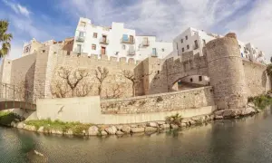 Vista de Peñíscola desde el agua, con su imponente castillo y casas blancas.