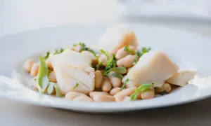Deliciosa ensalada de bacalao con tiernas judías blancas y hierbas frescas. Un plato ligero y sabroso.