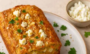 Pan de zanahoria con queso feta y sésamo, ideal para tus recetas con zanahoria.