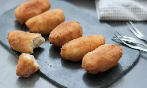 Croquetas de pollo doradas y crujientes, una delicia casera lista para disfrutar.
