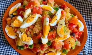 Ensalada de patatas, tomate, pimiento y huevo duro, un ejemplo de ensaladas originales y refrescantes.