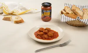 Sabroso atún con tomate en un plato, acompañado de pan y un sofrito casero de Gallina Blanca.