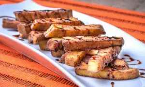 Berenjenas con miel, doradas y crujientes, bañadas en un sirope oscuro. Un postre dulce y tentador.