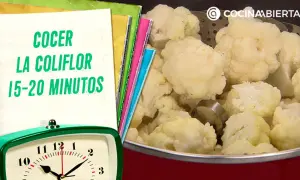 Coliflor cocida en una olla, con un reloj y un cuaderno que indica el tiempo de cocción de la coliflor: 15-20 minutos.