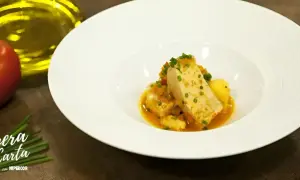 Delicioso marmitako receta de la abuela, con trozos de bonito, patatas y verduras en una salsa sabrosa.