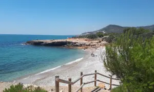La cala Puerto Negro, con sus aguas turquesas y playa de guijarros, invita a disfrutar del sol y el mar.