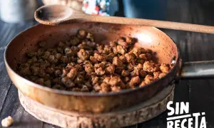 Soja texturizada dorada y crujiente en sartén de cobre, lista para ser el ingrediente estrella de tu próxima comida.