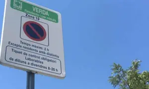 Señal de zona verde en Peñíscola, Zona 19. Prohibido estacionar excepto residentes con distintivo. Máximo 2 horas, tique obligatorio de lunes a viernes de 8 a 20h.