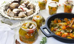 Un bonito en escabeche, preparado con verduras y conservado en frascos. Un plato delicioso y lleno de sabor.
