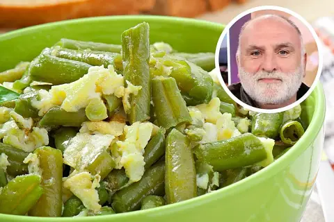 Judías verdes con patatas y huevo revuelto en un cuenco verde. Un hombre con barba sonríe en un círculo superpuesto.