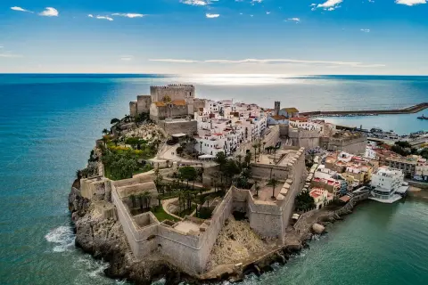 Castillo de Peñíscola y su casco antiguo, un lugar histórico con vistas al mar Mediterráneo. Un destino encantador en Peñíscola y alrededores.