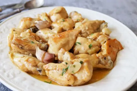 Sabroso pollo al ajillo, perfecto para tus recetas con pollo. Un plato casero que huele delicioso.