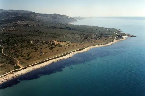 Costa salvaje con vegetación y mar turquesa. La cala Petxina en Peñíscola, un rincón idílico para explorar.