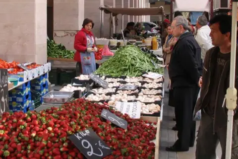 Gente comprando fresas, tomates y judías en el mercadillo semanal Benicarló.