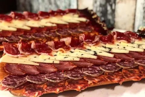 Tabla de embutidos y quesos variados, perfecta para descubrir dónde comer en Peñíscola.