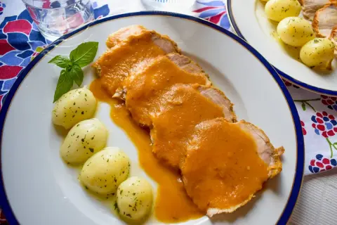 Lomo en salsa con patatas. Un plato principal delicioso y jugoso, perfecto para una comida familiar.
