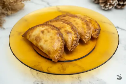 Empanadillas doradas y crujientes, recién hechas en freidora de aire, listas para disfrutar.