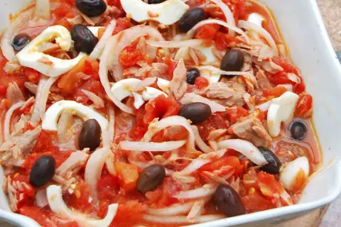 Ensalada murciana con atún desmigado, tomate, cebolla, huevo duro y aceitunas negras. ¡Un plato fresco y delicioso!