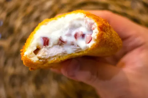 Pechuga villaroy crujiente por fuera, jugosa por dentro, con trocitos de jamón y bechamel cremosa.