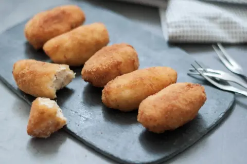 Croquetas de pollo doradas y crujientes, una delicia casera lista para disfrutar.