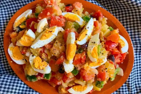 Ensalada de patatas, tomate, pimiento y huevo duro, un ejemplo de ensaladas originales y refrescantes.