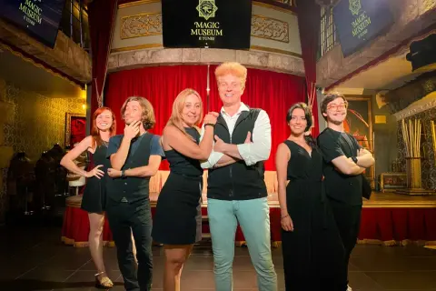 El equipo del mago Yunke posa sonriente en el Magic Museum de Peñíscola, un lugar lleno de magia y misterio.