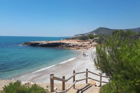 La cala Puerto Negro, con sus aguas turquesas y playa de guijarros, invita a disfrutar del sol y el mar.