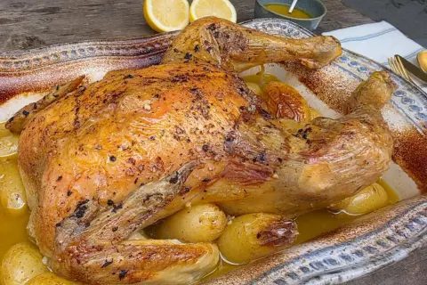 Pollo asado dorado y jugoso, horneado con patatas tiernas en una fuente rústica. ¡Un festín para los sentidos!