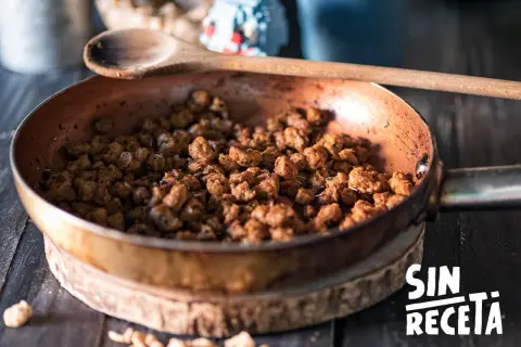 Soja texturizada dorada y crujiente en sartén de cobre, lista para ser el ingrediente estrella de tu próxima comida.