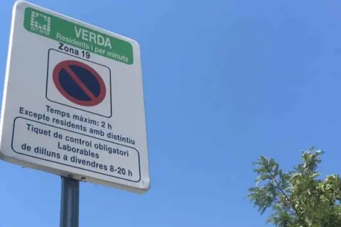 Señal de zona verde en Peñíscola, Zona 19. Prohibido estacionar excepto residentes con distintivo. Máximo 2 horas, tique obligatorio de lunes a viernes de 8 a 20h.