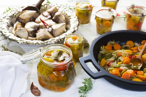 Un bonito en escabeche, preparado con verduras y conservado en frascos. Un plato delicioso y lleno de sabor.