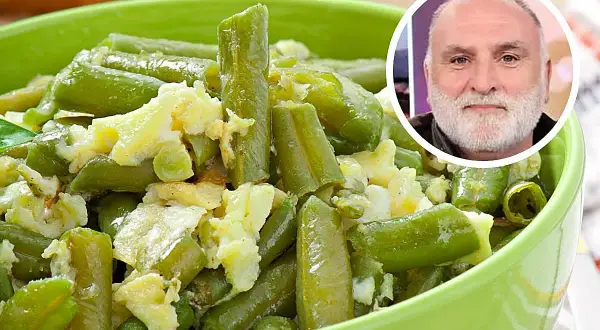 Judías verdes con patatas y huevo revuelto en un cuenco verde. Un hombre con barba sonríe en un círculo superpuesto.