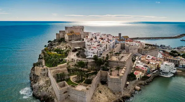 Castillo de Peñíscola y su casco antiguo, un lugar histórico con vistas al mar Mediterráneo. Un destino encantador en Peñíscola y alrededores.