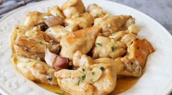 Sabroso pollo al ajillo, perfecto para tus recetas con pollo. Un plato casero que huele delicioso.