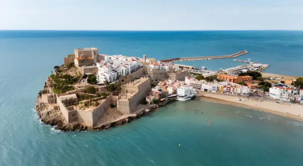 Vista aérea del castillo y el casco antiguo de Peñíscola, con la playa norte y el mar Mediterráneo.